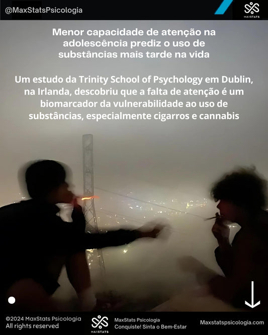 Dois adolescentes em ambiente noturno, cercados por névoa, sugerindo uso de substâncias, ilustrando o estudo sobre a correlação entre atenção e vulnerabilidade ao uso de drogas.