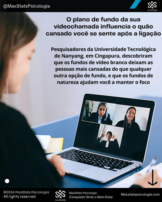 Mulher participando de uma videochamada em seu laptop, com várias pessoas em tela, representando a interação e os desafios do trabalho remoto, incluindo a influência do plano de fundo no cansaço mental.